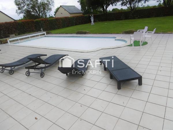 Très belle maison avec piscine et grand terrain clos.