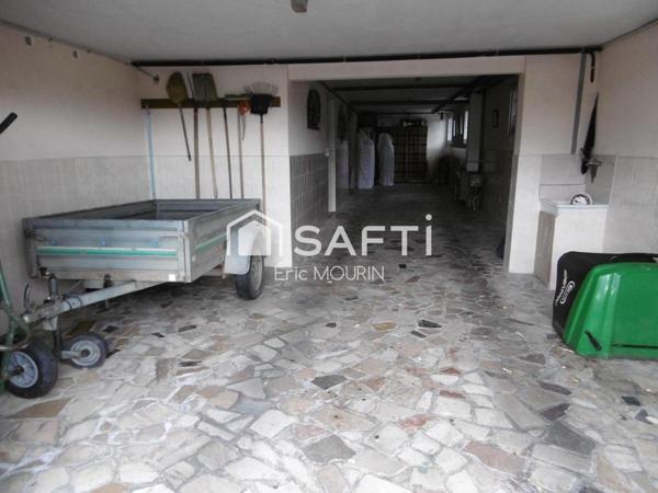 Très belle maison avec piscine et grand terrain clos.