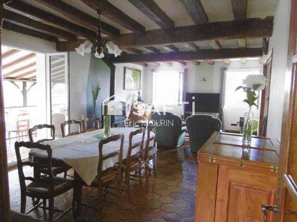 Très belle maison avec piscine et grand terrain clos.