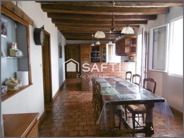 Très belle maison avec piscine et grand terrain clos.