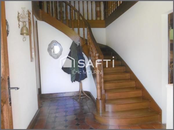 Très belle maison avec piscine et grand terrain clos.