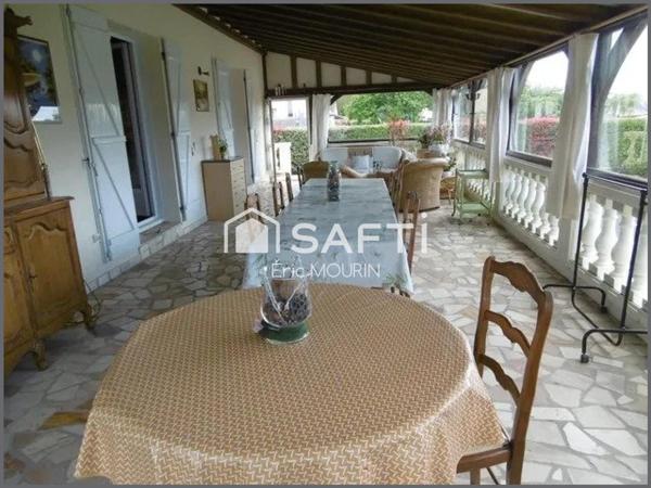 Très belle maison avec piscine et grand terrain clos.