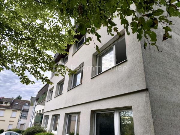 Spécial Investisseur

Situé dans un cadre naturel exceptionnel à Rougemont-le-Château, au pied du massif des Vosges et du Ballon d’Alsace, en bordure de forêt, découvrez cet appartement de 3 pièces sans vis-à-vis, vendu loué, idéal pour concrétiser ou compléter votre patrimoine immobilier sans carence locative. Un bien alliant sérénité et rentabilité immédiate !

💶 Détails de l'Investissement :
- Bien vendu loué (locataires en place)
- Date de début de bail : 18/04/2025
- Loyer mensuel : 550 € (200€ charges)

📌 Descriptif du bien (72,74 m² Carrez)
Situé au 1er étage (sans ascenseur) d'une copropriété au calme, avec espaces verts communs, l’appartement se compose ainsi :
- une entrée et un couloir desservant les différents espaces.
- une cuisine indépendante avec placard mural.
- une lumineuse pièce de vie.
- deux chambres de plus de 12 m2 (avec placard mural).
- une salle de bains
- un toilette séparé.

⚙️ Confort, Éléments Techniques & Performance Énergétique :
- Chauffage collectif au fioul (2019)
- VMC simple flux (SF)
- Double vitrage PVC
- Volets roulants manuels
- Fibre optique
- Performance énergétique : Classe F (DPE et GES)

📦 Les Annexes :
- 1 cave privative.
- 1 place de parking privative.

💡 Les Atouts :
- Rentabilité immédiate : revenus locatifs sécurisés dès l'acquisition grâce au bail en cours (depuis avril 2025).
- Emplacement recherché : Une situation privilégiée au calme, très prisée des amateurs de nature, de randonnée et de sports d'hiver (tourisme vert et attractivité durable).
- Beaux volumes : Un agencement optimisé de plus de 72 m² Carrez avec stationnement et cave.

Contactez-moi dès aujourd’hui au 06 67 79 29 92 pour obtenir plus de détails sur cette opportunité d'investissement !