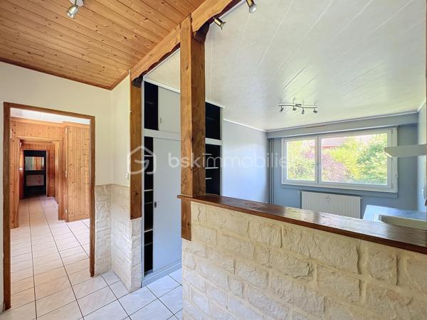 Spécial Investisseur

Situé dans un cadre naturel exceptionnel à Rougemont-le-Château, au pied du massif des Vosges et du Ballon d’Alsace, en bordure de forêt, découvrez cet appartement de 3 pièces sans vis-à-vis, vendu loué, idéal pour concrétiser ou compléter votre patrimoine immobilier sans carence locative. Un bien alliant sérénité et rentabilité immédiate !

💶 Détails de l'Investissement :
- Bien vendu loué (locataires en place)
- Date de début de bail : 18/04/2025
- Loyer mensuel : 550 € (200€ charges)

📌 Descriptif du bien (72,74 m² Carrez)
Situé au 1er étage (sans ascenseur) d'une copropriété au calme, avec espaces verts communs, l’appartement se compose ainsi :
- une entrée et un couloir desservant les différents espaces.
- une cuisine indépendante avec placard mural.
- une lumineuse pièce de vie.
- deux chambres de plus de 12 m2 (avec placard mural).
- une salle de bains
- un toilette séparé.

⚙️ Confort, Éléments Techniques & Performance Énergétique :
- Chauffage collectif au fioul (2019)
- VMC simple flux (SF)
- Double vitrage PVC
- Volets roulants manuels
- Fibre optique
- Performance énergétique : Classe F (DPE et GES)

📦 Les Annexes :
- 1 cave privative.
- 1 place de parking privative.

💡 Les Atouts :
- Rentabilité immédiate : revenus locatifs sécurisés dès l'acquisition grâce au bail en cours (depuis avril 2025).
- Emplacement recherché : Une situation privilégiée au calme, très prisée des amateurs de nature, de randonnée et de sports d'hiver (tourisme vert et attractivité durable).
- Beaux volumes : Un agencement optimisé de plus de 72 m² Carrez avec stationnement et cave.

Contactez-moi dès aujourd’hui au 06 67 79 29 92 pour obtenir plus de détails sur cette opportunité d'investissement !