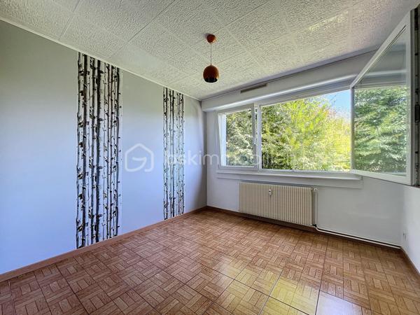 Spécial Investisseur

Situé dans un cadre naturel exceptionnel à Rougemont-le-Château, au pied du massif des Vosges et du Ballon d’Alsace, en bordure de forêt, découvrez cet appartement de 3 pièces sans vis-à-vis, vendu loué, idéal pour concrétiser ou compléter votre patrimoine immobilier sans carence locative. Un bien alliant sérénité et rentabilité immédiate !

💶 Détails de l'Investissement :
- Bien vendu loué (locataires en place)
- Date de début de bail : 18/04/2025
- Loyer mensuel : 550 € (200€ charges)

📌 Descriptif du bien (72,74 m² Carrez)
Situé au 1er étage (sans ascenseur) d'une copropriété au calme, avec espaces verts communs, l’appartement se compose ainsi :
- une entrée et un couloir desservant les différents espaces.
- une cuisine indépendante avec placard mural.
- une lumineuse pièce de vie.
- deux chambres de plus de 12 m2 (avec placard mural).
- une salle de bains
- un toilette séparé.

⚙️ Confort, Éléments Techniques & Performance Énergétique :
- Chauffage collectif au fioul (2019)
- VMC simple flux (SF)
- Double vitrage PVC
- Volets roulants manuels
- Fibre optique
- Performance énergétique : Classe F (DPE et GES)

📦 Les Annexes :
- 1 cave privative.
- 1 place de parking privative.

💡 Les Atouts :
- Rentabilité immédiate : revenus locatifs sécurisés dès l'acquisition grâce au bail en cours (depuis avril 2025).
- Emplacement recherché : Une situation privilégiée au calme, très prisée des amateurs de nature, de randonnée et de sports d'hiver (tourisme vert et attractivité durable).
- Beaux volumes : Un agencement optimisé de plus de 72 m² Carrez avec stationnement et cave.

Contactez-moi dès aujourd’hui au 06 67 79 29 92 pour obtenir plus de détails sur cette opportunité d'investissement !