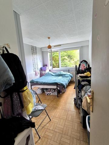 Spécial Investisseur

Situé dans un cadre naturel exceptionnel à Rougemont-le-Château, au pied du massif des Vosges et du Ballon d’Alsace, en bordure de forêt, découvrez cet appartement de 3 pièces sans vis-à-vis, vendu loué, idéal pour concrétiser ou compléter votre patrimoine immobilier sans carence locative. Un bien alliant sérénité et rentabilité immédiate !

💶 Détails de l'Investissement :
- Bien vendu loué (locataires en place)
- Date de début de bail : 18/04/2025
- Loyer mensuel : 550 € (200€ charges)

📌 Descriptif du bien (72,74 m² Carrez)
Situé au 1er étage (sans ascenseur) d'une copropriété au calme, avec espaces verts communs, l’appartement se compose ainsi :
- une entrée et un couloir desservant les différents espaces.
- une cuisine indépendante avec placard mural.
- une lumineuse pièce de vie.
- deux chambres de plus de 12 m2 (avec placard mural).
- une salle de bains
- un toilette séparé.

⚙️ Confort, Éléments Techniques & Performance Énergétique :
- Chauffage collectif au fioul (2019)
- VMC simple flux (SF)
- Double vitrage PVC
- Volets roulants manuels
- Fibre optique
- Performance énergétique : Classe F (DPE et GES)

📦 Les Annexes :
- 1 cave privative.
- 1 place de parking privative.

💡 Les Atouts :
- Rentabilité immédiate : revenus locatifs sécurisés dès l'acquisition grâce au bail en cours (depuis avril 2025).
- Emplacement recherché : Une situation privilégiée au calme, très prisée des amateurs de nature, de randonnée et de sports d'hiver (tourisme vert et attractivité durable).
- Beaux volumes : Un agencement optimisé de plus de 72 m² Carrez avec stationnement et cave.

Contactez-moi dès aujourd’hui au 06 67 79 29 92 pour obtenir plus de détails sur cette opportunité d'investissement !