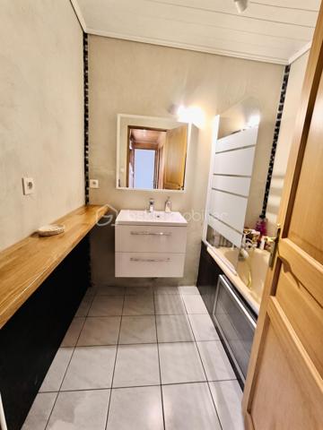 Spécial Investisseur

Situé dans un cadre naturel exceptionnel à Rougemont-le-Château, au pied du massif des Vosges et du Ballon d’Alsace, en bordure de forêt, découvrez cet appartement de 3 pièces sans vis-à-vis, vendu loué, idéal pour concrétiser ou compléter votre patrimoine immobilier sans carence locative. Un bien alliant sérénité et rentabilité immédiate !

💶 Détails de l'Investissement :
- Bien vendu loué (locataires en place)
- Date de début de bail : 18/04/2025
- Loyer mensuel : 550 € (200€ charges)

📌 Descriptif du bien (72,74 m² Carrez)
Situé au 1er étage (sans ascenseur) d'une copropriété au calme, avec espaces verts communs, l’appartement se compose ainsi :
- une entrée et un couloir desservant les différents espaces.
- une cuisine indépendante avec placard mural.
- une lumineuse pièce de vie.
- deux chambres de plus de 12 m2 (avec placard mural).
- une salle de bains
- un toilette séparé.

⚙️ Confort, Éléments Techniques & Performance Énergétique :
- Chauffage collectif au fioul (2019)
- VMC simple flux (SF)
- Double vitrage PVC
- Volets roulants manuels
- Fibre optique
- Performance énergétique : Classe F (DPE et GES)

📦 Les Annexes :
- 1 cave privative.
- 1 place de parking privative.

💡 Les Atouts :
- Rentabilité immédiate : revenus locatifs sécurisés dès l'acquisition grâce au bail en cours (depuis avril 2025).
- Emplacement recherché : Une situation privilégiée au calme, très prisée des amateurs de nature, de randonnée et de sports d'hiver (tourisme vert et attractivité durable).
- Beaux volumes : Un agencement optimisé de plus de 72 m² Carrez avec stationnement et cave.

Contactez-moi dès aujourd’hui au 06 67 79 29 92 pour obtenir plus de détails sur cette opportunité d'investissement !