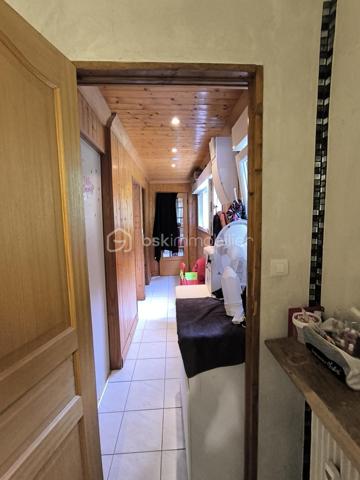 Spécial Investisseur

Situé dans un cadre naturel exceptionnel à Rougemont-le-Château, au pied du massif des Vosges et du Ballon d’Alsace, en bordure de forêt, découvrez cet appartement de 3 pièces sans vis-à-vis, vendu loué, idéal pour concrétiser ou compléter votre patrimoine immobilier sans carence locative. Un bien alliant sérénité et rentabilité immédiate !

💶 Détails de l'Investissement :
- Bien vendu loué (locataires en place)
- Date de début de bail : 18/04/2025
- Loyer mensuel : 550 € (200€ charges)

📌 Descriptif du bien (72,74 m² Carrez)
Situé au 1er étage (sans ascenseur) d'une copropriété au calme, avec espaces verts communs, l’appartement se compose ainsi :
- une entrée et un couloir desservant les différents espaces.
- une cuisine indépendante avec placard mural.
- une lumineuse pièce de vie.
- deux chambres de plus de 12 m2 (avec placard mural).
- une salle de bains
- un toilette séparé.

⚙️ Confort, Éléments Techniques & Performance Énergétique :
- Chauffage collectif au fioul (2019)
- VMC simple flux (SF)
- Double vitrage PVC
- Volets roulants manuels
- Fibre optique
- Performance énergétique : Classe F (DPE et GES)

📦 Les Annexes :
- 1 cave privative.
- 1 place de parking privative.

💡 Les Atouts :
- Rentabilité immédiate : revenus locatifs sécurisés dès l'acquisition grâce au bail en cours (depuis avril 2025).
- Emplacement recherché : Une situation privilégiée au calme, très prisée des amateurs de nature, de randonnée et de sports d'hiver (tourisme vert et attractivité durable).
- Beaux volumes : Un agencement optimisé de plus de 72 m² Carrez avec stationnement et cave.

Contactez-moi dès aujourd’hui au 06 67 79 29 92 pour obtenir plus de détails sur cette opportunité d'investissement !