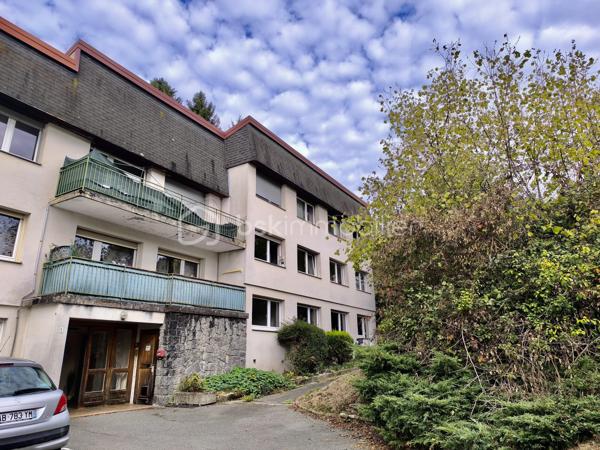 Spécial Investisseur

Situé dans un cadre naturel exceptionnel à Rougemont-le-Château, au pied du massif des Vosges et du Ballon d’Alsace, en bordure de forêt, découvrez cet appartement de 3 pièces sans vis-à-vis, vendu loué, idéal pour concrétiser ou compléter votre patrimoine immobilier sans carence locative. Un bien alliant sérénité et rentabilité immédiate !

💶 Détails de l'Investissement :
- Bien vendu loué (locataires en place)
- Date de début de bail : 18/04/2025
- Loyer mensuel : 550 € (200€ charges)

📌 Descriptif du bien (72,74 m² Carrez)
Situé au 1er étage (sans ascenseur) d'une copropriété au calme, avec espaces verts communs, l’appartement se compose ainsi :
- une entrée et un couloir desservant les différents espaces.
- une cuisine indépendante avec placard mural.
- une lumineuse pièce de vie.
- deux chambres de plus de 12 m2 (avec placard mural).
- une salle de bains
- un toilette séparé.

⚙️ Confort, Éléments Techniques & Performance Énergétique :
- Chauffage collectif au fioul (2019)
- VMC simple flux (SF)
- Double vitrage PVC
- Volets roulants manuels
- Fibre optique
- Performance énergétique : Classe F (DPE et GES)

📦 Les Annexes :
- 1 cave privative.
- 1 place de parking privative.

💡 Les Atouts :
- Rentabilité immédiate : revenus locatifs sécurisés dès l'acquisition grâce au bail en cours (depuis avril 2025).
- Emplacement recherché : Une situation privilégiée au calme, très prisée des amateurs de nature, de randonnée et de sports d'hiver (tourisme vert et attractivité durable).
- Beaux volumes : Un agencement optimisé de plus de 72 m² Carrez avec stationnement et cave.

Contactez-moi dès aujourd’hui au 06 67 79 29 92 pour obtenir plus de détails sur cette opportunité d'investissement !