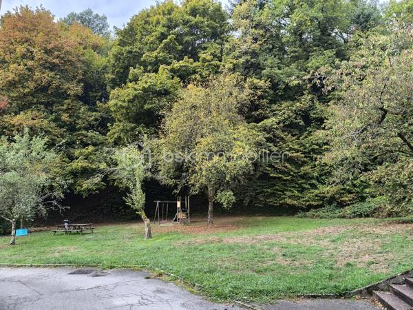 Spécial Investisseur

Situé dans un cadre naturel exceptionnel à Rougemont-le-Château, au pied du massif des Vosges et du Ballon d’Alsace, en bordure de forêt, découvrez cet appartement de 3 pièces sans vis-à-vis, vendu loué, idéal pour concrétiser ou compléter votre patrimoine immobilier sans carence locative. Un bien alliant sérénité et rentabilité immédiate !

💶 Détails de l'Investissement :
- Bien vendu loué (locataires en place)
- Date de début de bail : 18/04/2025
- Loyer mensuel : 550 € (200€ charges)

📌 Descriptif du bien (72,74 m² Carrez)
Situé au 1er étage (sans ascenseur) d'une copropriété au calme, avec espaces verts communs, l’appartement se compose ainsi :
- une entrée et un couloir desservant les différents espaces.
- une cuisine indépendante avec placard mural.
- une lumineuse pièce de vie.
- deux chambres de plus de 12 m2 (avec placard mural).
- une salle de bains
- un toilette séparé.

⚙️ Confort, Éléments Techniques & Performance Énergétique :
- Chauffage collectif au fioul (2019)
- VMC simple flux (SF)
- Double vitrage PVC
- Volets roulants manuels
- Fibre optique
- Performance énergétique : Classe F (DPE et GES)

📦 Les Annexes :
- 1 cave privative.
- 1 place de parking privative.

💡 Les Atouts :
- Rentabilité immédiate : revenus locatifs sécurisés dès l'acquisition grâce au bail en cours (depuis avril 2025).
- Emplacement recherché : Une situation privilégiée au calme, très prisée des amateurs de nature, de randonnée et de sports d'hiver (tourisme vert et attractivité durable).
- Beaux volumes : Un agencement optimisé de plus de 72 m² Carrez avec stationnement et cave.

Contactez-moi dès aujourd’hui au 06 67 79 29 92 pour obtenir plus de détails sur cette opportunité d'investissement !