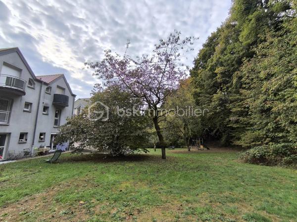 Spécial Investisseur

Situé dans un cadre naturel exceptionnel à Rougemont-le-Château, au pied du massif des Vosges et du Ballon d’Alsace, en bordure de forêt, découvrez cet appartement de 3 pièces sans vis-à-vis, vendu loué, idéal pour concrétiser ou compléter votre patrimoine immobilier sans carence locative. Un bien alliant sérénité et rentabilité immédiate !

💶 Détails de l'Investissement :
- Bien vendu loué (locataires en place)
- Date de début de bail : 18/04/2025
- Loyer mensuel : 550 € (200€ charges)

📌 Descriptif du bien (72,74 m² Carrez)
Situé au 1er étage (sans ascenseur) d'une copropriété au calme, avec espaces verts communs, l’appartement se compose ainsi :
- une entrée et un couloir desservant les différents espaces.
- une cuisine indépendante avec placard mural.
- une lumineuse pièce de vie.
- deux chambres de plus de 12 m2 (avec placard mural).
- une salle de bains
- un toilette séparé.

⚙️ Confort, Éléments Techniques & Performance Énergétique :
- Chauffage collectif au fioul (2019)
- VMC simple flux (SF)
- Double vitrage PVC
- Volets roulants manuels
- Fibre optique
- Performance énergétique : Classe F (DPE et GES)

📦 Les Annexes :
- 1 cave privative.
- 1 place de parking privative.

💡 Les Atouts :
- Rentabilité immédiate : revenus locatifs sécurisés dès l'acquisition grâce au bail en cours (depuis avril 2025).
- Emplacement recherché : Une situation privilégiée au calme, très prisée des amateurs de nature, de randonnée et de sports d'hiver (tourisme vert et attractivité durable).
- Beaux volumes : Un agencement optimisé de plus de 72 m² Carrez avec stationnement et cave.

Contactez-moi dès aujourd’hui au 06 67 79 29 92 pour obtenir plus de détails sur cette opportunité d'investissement !