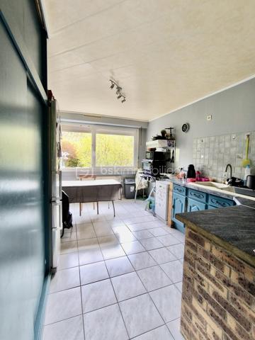 Spécial Investisseur

Situé dans un cadre naturel exceptionnel à Rougemont-le-Château, au pied du massif des Vosges et du Ballon d’Alsace, en bordure de forêt, découvrez cet appartement de 3 pièces sans vis-à-vis, vendu loué, idéal pour concrétiser ou compléter votre patrimoine immobilier sans carence locative. Un bien alliant sérénité et rentabilité immédiate !

💶 Détails de l'Investissement :
- Bien vendu loué (locataires en place)
- Date de début de bail : 18/04/2025
- Loyer mensuel : 550 € (200€ charges)

📌 Descriptif du bien (72,74 m² Carrez)
Situé au 1er étage (sans ascenseur) d'une copropriété au calme, avec espaces verts communs, l’appartement se compose ainsi :
- une entrée et un couloir desservant les différents espaces.
- une cuisine indépendante avec placard mural.
- une lumineuse pièce de vie.
- deux chambres de plus de 12 m2 (avec placard mural).
- une salle de bains
- un toilette séparé.

⚙️ Confort, Éléments Techniques & Performance Énergétique :
- Chauffage collectif au fioul (2019)
- VMC simple flux (SF)
- Double vitrage PVC
- Volets roulants manuels
- Fibre optique
- Performance énergétique : Classe F (DPE et GES)

📦 Les Annexes :
- 1 cave privative.
- 1 place de parking privative.

💡 Les Atouts :
- Rentabilité immédiate : revenus locatifs sécurisés dès l'acquisition grâce au bail en cours (depuis avril 2025).
- Emplacement recherché : Une situation privilégiée au calme, très prisée des amateurs de nature, de randonnée et de sports d'hiver (tourisme vert et attractivité durable).
- Beaux volumes : Un agencement optimisé de plus de 72 m² Carrez avec stationnement et cave.

Contactez-moi dès aujourd’hui au 06 67 79 29 92 pour obtenir plus de détails sur cette opportunité d'investissement !