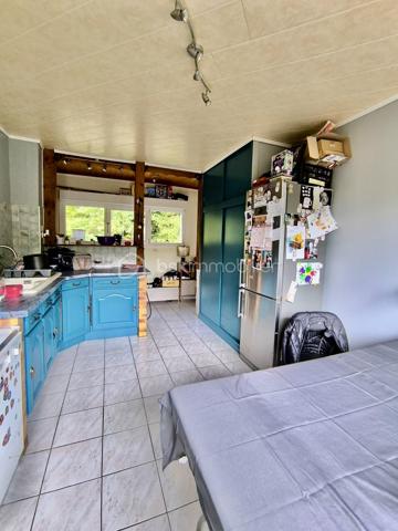 Spécial Investisseur

Situé dans un cadre naturel exceptionnel à Rougemont-le-Château, au pied du massif des Vosges et du Ballon d’Alsace, en bordure de forêt, découvrez cet appartement de 3 pièces sans vis-à-vis, vendu loué, idéal pour concrétiser ou compléter votre patrimoine immobilier sans carence locative. Un bien alliant sérénité et rentabilité immédiate !

💶 Détails de l'Investissement :
- Bien vendu loué (locataires en place)
- Date de début de bail : 18/04/2025
- Loyer mensuel : 550 € (200€ charges)

📌 Descriptif du bien (72,74 m² Carrez)
Situé au 1er étage (sans ascenseur) d'une copropriété au calme, avec espaces verts communs, l’appartement se compose ainsi :
- une entrée et un couloir desservant les différents espaces.
- une cuisine indépendante avec placard mural.
- une lumineuse pièce de vie.
- deux chambres de plus de 12 m2 (avec placard mural).
- une salle de bains
- un toilette séparé.

⚙️ Confort, Éléments Techniques & Performance Énergétique :
- Chauffage collectif au fioul (2019)
- VMC simple flux (SF)
- Double vitrage PVC
- Volets roulants manuels
- Fibre optique
- Performance énergétique : Classe F (DPE et GES)

📦 Les Annexes :
- 1 cave privative.
- 1 place de parking privative.

💡 Les Atouts :
- Rentabilité immédiate : revenus locatifs sécurisés dès l'acquisition grâce au bail en cours (depuis avril 2025).
- Emplacement recherché : Une situation privilégiée au calme, très prisée des amateurs de nature, de randonnée et de sports d'hiver (tourisme vert et attractivité durable).
- Beaux volumes : Un agencement optimisé de plus de 72 m² Carrez avec stationnement et cave.

Contactez-moi dès aujourd’hui au 06 67 79 29 92 pour obtenir plus de détails sur cette opportunité d'investissement !
