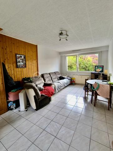 Spécial Investisseur

Situé dans un cadre naturel exceptionnel à Rougemont-le-Château, au pied du massif des Vosges et du Ballon d’Alsace, en bordure de forêt, découvrez cet appartement de 3 pièces sans vis-à-vis, vendu loué, idéal pour concrétiser ou compléter votre patrimoine immobilier sans carence locative. Un bien alliant sérénité et rentabilité immédiate !

💶 Détails de l'Investissement :
- Bien vendu loué (locataires en place)
- Date de début de bail : 18/04/2025
- Loyer mensuel : 550 € (200€ charges)

📌 Descriptif du bien (72,74 m² Carrez)
Situé au 1er étage (sans ascenseur) d'une copropriété au calme, avec espaces verts communs, l’appartement se compose ainsi :
- une entrée et un couloir desservant les différents espaces.
- une cuisine indépendante avec placard mural.
- une lumineuse pièce de vie.
- deux chambres de plus de 12 m2 (avec placard mural).
- une salle de bains
- un toilette séparé.

⚙️ Confort, Éléments Techniques & Performance Énergétique :
- Chauffage collectif au fioul (2019)
- VMC simple flux (SF)
- Double vitrage PVC
- Volets roulants manuels
- Fibre optique
- Performance énergétique : Classe F (DPE et GES)

📦 Les Annexes :
- 1 cave privative.
- 1 place de parking privative.

💡 Les Atouts :
- Rentabilité immédiate : revenus locatifs sécurisés dès l'acquisition grâce au bail en cours (depuis avril 2025).
- Emplacement recherché : Une situation privilégiée au calme, très prisée des amateurs de nature, de randonnée et de sports d'hiver (tourisme vert et attractivité durable).
- Beaux volumes : Un agencement optimisé de plus de 72 m² Carrez avec stationnement et cave.

Contactez-moi dès aujourd’hui au 06 67 79 29 92 pour obtenir plus de détails sur cette opportunité d'investissement !