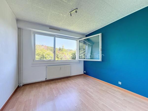 Spécial Investisseur

Situé dans un cadre naturel exceptionnel à Rougemont-le-Château, au pied du massif des Vosges et du Ballon d’Alsace, en bordure de forêt, découvrez cet appartement de 3 pièces sans vis-à-vis, vendu loué, idéal pour concrétiser ou compléter votre patrimoine immobilier sans carence locative. Un bien alliant sérénité et rentabilité immédiate !

💶 Détails de l'Investissement :
- Bien vendu loué (locataires en place)
- Date de début de bail : 18/04/2025
- Loyer mensuel : 550 € (200€ charges)

📌 Descriptif du bien (72,74 m² Carrez)
Situé au 1er étage (sans ascenseur) d'une copropriété au calme, avec espaces verts communs, l’appartement se compose ainsi :
- une entrée et un couloir desservant les différents espaces.
- une cuisine indépendante avec placard mural.
- une lumineuse pièce de vie.
- deux chambres de plus de 12 m2 (avec placard mural).
- une salle de bains
- un toilette séparé.

⚙️ Confort, Éléments Techniques & Performance Énergétique :
- Chauffage collectif au fioul (2019)
- VMC simple flux (SF)
- Double vitrage PVC
- Volets roulants manuels
- Fibre optique
- Performance énergétique : Classe F (DPE et GES)

📦 Les Annexes :
- 1 cave privative.
- 1 place de parking privative.

💡 Les Atouts :
- Rentabilité immédiate : revenus locatifs sécurisés dès l'acquisition grâce au bail en cours (depuis avril 2025).
- Emplacement recherché : Une situation privilégiée au calme, très prisée des amateurs de nature, de randonnée et de sports d'hiver (tourisme vert et attractivité durable).
- Beaux volumes : Un agencement optimisé de plus de 72 m² Carrez avec stationnement et cave.

Contactez-moi dès aujourd’hui au 06 67 79 29 92 pour obtenir plus de détails sur cette opportunité d'investissement !