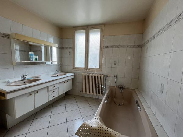 Maison familiale de bourg + annexes