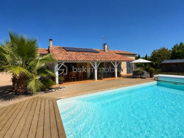 Propriété contemporaine de prestige – Vue panoramique sur le lac – 130 m² – Parc de 8 000 m²

Dans un environnement d’une rare quiétude, cette élégante propriété contemporaine de 130 m², entièrement rénovée avec des matériaux de qualité, bénéficie d’un emplacement privilégié offrant une vue panoramique exceptionnelle sur le lac.

Dès l’entrée, les volumes généreux et la luminosité naturelle séduisent immédiatement. La vaste pièce de vie, ouverte sur l’extérieur, invite à la convivialité, tandis que la cuisine s’intègre harmonieusement à cet espace raffiné.

L’espace nuit se compose de trois spacieuses chambres avec placards intégrés, dont une superbe suite parentale disposant de sa salle de bains privative, garantissant confort et intimité.

Pensée pour un art de vivre alliant élégance et bien-être, la maison est équipée d’une pompe à chaleur, d’une climatisation et offre des prestations irréprochables.

À l’extérieur, cette propriété dévoile un véritable écrin de verdure de 8 000 m², entièrement clos, sécurisé par un portail motorisé et un portillon d’entrée. Vous profiterez d’un magnifique parc mêlant espaces ouverts et partie boisée composée de plusieurs essences d’arbres, offrant un cadre naturel préservé, propice à la détente et aux promenades.

La piscine de 9 x 4 mètres, bordée d’une vaste terrasse, invite à la relaxation face à un panorama exceptionnel sur le lac. Un élégant espace de réception extérieur avec barbecue et four à pizza complète ce lieu de vie, idéal pour recevoir famille et amis dans un cadre privilégié.

Les atouts de cette propriété :

* Vue panoramique imprenable sur le lac.
* Maison contemporaine de 130 m² entièrement rénovée.
* Parc clos et arboré de 8 000 m².
* Partie boisée composée de plusieurs essences d’arbres.
* Portail motorisé et portillon d’entrée.
* Piscine 9 x 4 m avec vaste terrasse.
* Espace barbecue et four à pizza.
* Pompe à chaleur et climatisation.
* Trois grandes chambres avec placards, dont une suite parentale avec salle de bains.
* Environnement calme, sans vis-à-vis et parfaitement entretenu.

Une propriété rare où le confort contemporain se marie harmonieusement avec la nature. Un bien d’exception offrant un cadre de vie unique, idéal pour les amateurs de sérénité, de prestations haut de gamme et d’espaces préservés.