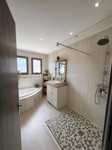Propriété contemporaine de prestige – Vue panoramique sur le lac – 130 m² – Parc de 8 000 m²

Dans un environnement d’une rare quiétude, cette élégante propriété contemporaine de 130 m², entièrement rénovée avec des matériaux de qualité, bénéficie d’un emplacement privilégié offrant une vue panoramique exceptionnelle sur le lac.

Dès l’entrée, les volumes généreux et la luminosité naturelle séduisent immédiatement. La vaste pièce de vie, ouverte sur l’extérieur, invite à la convivialité, tandis que la cuisine s’intègre harmonieusement à cet espace raffiné.

L’espace nuit se compose de trois spacieuses chambres avec placards intégrés, dont une superbe suite parentale disposant de sa salle de bains privative, garantissant confort et intimité.

Pensée pour un art de vivre alliant élégance et bien-être, la maison est équipée d’une pompe à chaleur, d’une climatisation et offre des prestations irréprochables.

À l’extérieur, cette propriété dévoile un véritable écrin de verdure de 8 000 m², entièrement clos, sécurisé par un portail motorisé et un portillon d’entrée. Vous profiterez d’un magnifique parc mêlant espaces ouverts et partie boisée composée de plusieurs essences d’arbres, offrant un cadre naturel préservé, propice à la détente et aux promenades.

La piscine de 9 x 4 mètres, bordée d’une vaste terrasse, invite à la relaxation face à un panorama exceptionnel sur le lac. Un élégant espace de réception extérieur avec barbecue et four à pizza complète ce lieu de vie, idéal pour recevoir famille et amis dans un cadre privilégié.

Les atouts de cette propriété :

* Vue panoramique imprenable sur le lac.
* Maison contemporaine de 130 m² entièrement rénovée.
* Parc clos et arboré de 8 000 m².
* Partie boisée composée de plusieurs essences d’arbres.
* Portail motorisé et portillon d’entrée.
* Piscine 9 x 4 m avec vaste terrasse.
* Espace barbecue et four à pizza.
* Pompe à chaleur et climatisation.
* Trois grandes chambres avec placards, dont une suite parentale avec salle de bains.
* Environnement calme, sans vis-à-vis et parfaitement entretenu.

Une propriété rare où le confort contemporain se marie harmonieusement avec la nature. Un bien d’exception offrant un cadre de vie unique, idéal pour les amateurs de sérénité, de prestations haut de gamme et d’espaces préservés.