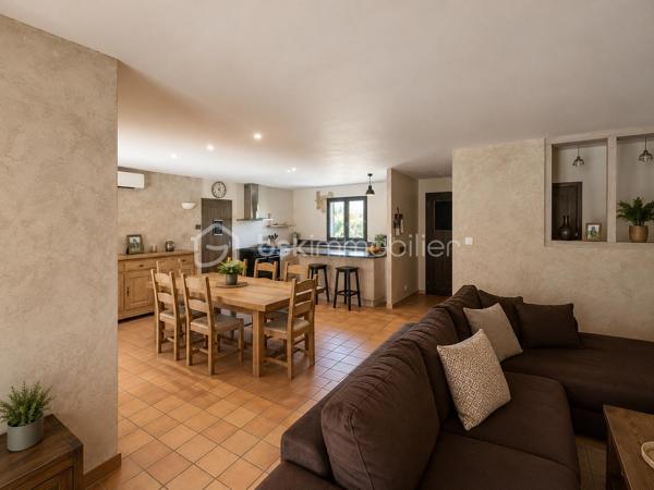 Propriété contemporaine de prestige – Vue panoramique sur le lac – 130 m² – Parc de 8 000 m²

Dans un environnement d’une rare quiétude, cette élégante propriété contemporaine de 130 m², entièrement rénovée avec des matériaux de qualité, bénéficie d’un emplacement privilégié offrant une vue panoramique exceptionnelle sur le lac.

Dès l’entrée, les volumes généreux et la luminosité naturelle séduisent immédiatement. La vaste pièce de vie, ouverte sur l’extérieur, invite à la convivialité, tandis que la cuisine s’intègre harmonieusement à cet espace raffiné.

L’espace nuit se compose de trois spacieuses chambres avec placards intégrés, dont une superbe suite parentale disposant de sa salle de bains privative, garantissant confort et intimité.

Pensée pour un art de vivre alliant élégance et bien-être, la maison est équipée d’une pompe à chaleur, d’une climatisation et offre des prestations irréprochables.

À l’extérieur, cette propriété dévoile un véritable écrin de verdure de 8 000 m², entièrement clos, sécurisé par un portail motorisé et un portillon d’entrée. Vous profiterez d’un magnifique parc mêlant espaces ouverts et partie boisée composée de plusieurs essences d’arbres, offrant un cadre naturel préservé, propice à la détente et aux promenades.

La piscine de 9 x 4 mètres, bordée d’une vaste terrasse, invite à la relaxation face à un panorama exceptionnel sur le lac. Un élégant espace de réception extérieur avec barbecue et four à pizza complète ce lieu de vie, idéal pour recevoir famille et amis dans un cadre privilégié.

Les atouts de cette propriété :

* Vue panoramique imprenable sur le lac.
* Maison contemporaine de 130 m² entièrement rénovée.
* Parc clos et arboré de 8 000 m².
* Partie boisée composée de plusieurs essences d’arbres.
* Portail motorisé et portillon d’entrée.
* Piscine 9 x 4 m avec vaste terrasse.
* Espace barbecue et four à pizza.
* Pompe à chaleur et climatisation.
* Trois grandes chambres avec placards, dont une suite parentale avec salle de bains.
* Environnement calme, sans vis-à-vis et parfaitement entretenu.

Une propriété rare où le confort contemporain se marie harmonieusement avec la nature. Un bien d’exception offrant un cadre de vie unique, idéal pour les amateurs de sérénité, de prestations haut de gamme et d’espaces préservés.