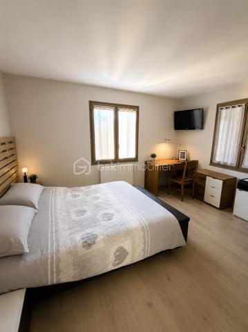 Propriété contemporaine de prestige – Vue panoramique sur le lac – 130 m² – Parc de 8 000 m²

Dans un environnement d’une rare quiétude, cette élégante propriété contemporaine de 130 m², entièrement rénovée avec des matériaux de qualité, bénéficie d’un emplacement privilégié offrant une vue panoramique exceptionnelle sur le lac.

Dès l’entrée, les volumes généreux et la luminosité naturelle séduisent immédiatement. La vaste pièce de vie, ouverte sur l’extérieur, invite à la convivialité, tandis que la cuisine s’intègre harmonieusement à cet espace raffiné.

L’espace nuit se compose de trois spacieuses chambres avec placards intégrés, dont une superbe suite parentale disposant de sa salle de bains privative, garantissant confort et intimité.

Pensée pour un art de vivre alliant élégance et bien-être, la maison est équipée d’une pompe à chaleur, d’une climatisation et offre des prestations irréprochables.

À l’extérieur, cette propriété dévoile un véritable écrin de verdure de 8 000 m², entièrement clos, sécurisé par un portail motorisé et un portillon d’entrée. Vous profiterez d’un magnifique parc mêlant espaces ouverts et partie boisée composée de plusieurs essences d’arbres, offrant un cadre naturel préservé, propice à la détente et aux promenades.

La piscine de 9 x 4 mètres, bordée d’une vaste terrasse, invite à la relaxation face à un panorama exceptionnel sur le lac. Un élégant espace de réception extérieur avec barbecue et four à pizza complète ce lieu de vie, idéal pour recevoir famille et amis dans un cadre privilégié.

Les atouts de cette propriété :

* Vue panoramique imprenable sur le lac.
* Maison contemporaine de 130 m² entièrement rénovée.
* Parc clos et arboré de 8 000 m².
* Partie boisée composée de plusieurs essences d’arbres.
* Portail motorisé et portillon d’entrée.
* Piscine 9 x 4 m avec vaste terrasse.
* Espace barbecue et four à pizza.
* Pompe à chaleur et climatisation.
* Trois grandes chambres avec placards, dont une suite parentale avec salle de bains.
* Environnement calme, sans vis-à-vis et parfaitement entretenu.

Une propriété rare où le confort contemporain se marie harmonieusement avec la nature. Un bien d’exception offrant un cadre de vie unique, idéal pour les amateurs de sérénité, de prestations haut de gamme et d’espaces préservés.