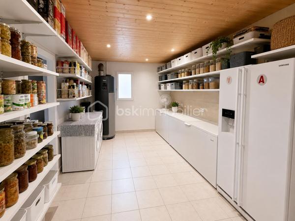 Propriété contemporaine de prestige – Vue panoramique sur le lac – 130 m² – Parc de 8 000 m²

Dans un environnement d’une rare quiétude, cette élégante propriété contemporaine de 130 m², entièrement rénovée avec des matériaux de qualité, bénéficie d’un emplacement privilégié offrant une vue panoramique exceptionnelle sur le lac.

Dès l’entrée, les volumes généreux et la luminosité naturelle séduisent immédiatement. La vaste pièce de vie, ouverte sur l’extérieur, invite à la convivialité, tandis que la cuisine s’intègre harmonieusement à cet espace raffiné.

L’espace nuit se compose de trois spacieuses chambres avec placards intégrés, dont une superbe suite parentale disposant de sa salle de bains privative, garantissant confort et intimité.

Pensée pour un art de vivre alliant élégance et bien-être, la maison est équipée d’une pompe à chaleur, d’une climatisation et offre des prestations irréprochables.

À l’extérieur, cette propriété dévoile un véritable écrin de verdure de 8 000 m², entièrement clos, sécurisé par un portail motorisé et un portillon d’entrée. Vous profiterez d’un magnifique parc mêlant espaces ouverts et partie boisée composée de plusieurs essences d’arbres, offrant un cadre naturel préservé, propice à la détente et aux promenades.

La piscine de 9 x 4 mètres, bordée d’une vaste terrasse, invite à la relaxation face à un panorama exceptionnel sur le lac. Un élégant espace de réception extérieur avec barbecue et four à pizza complète ce lieu de vie, idéal pour recevoir famille et amis dans un cadre privilégié.

Les atouts de cette propriété :

* Vue panoramique imprenable sur le lac.
* Maison contemporaine de 130 m² entièrement rénovée.
* Parc clos et arboré de 8 000 m².
* Partie boisée composée de plusieurs essences d’arbres.
* Portail motorisé et portillon d’entrée.
* Piscine 9 x 4 m avec vaste terrasse.
* Espace barbecue et four à pizza.
* Pompe à chaleur et climatisation.
* Trois grandes chambres avec placards, dont une suite parentale avec salle de bains.
* Environnement calme, sans vis-à-vis et parfaitement entretenu.

Une propriété rare où le confort contemporain se marie harmonieusement avec la nature. Un bien d’exception offrant un cadre de vie unique, idéal pour les amateurs de sérénité, de prestations haut de gamme et d’espaces préservés.