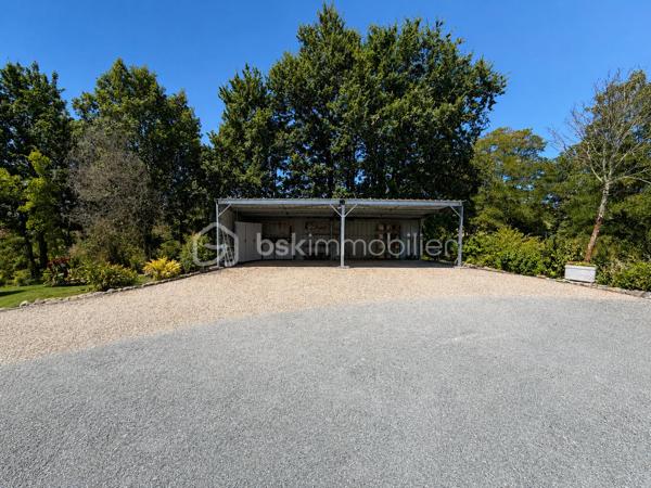 Propriété contemporaine de prestige – Vue panoramique sur le lac – 130 m² – Parc de 8 000 m²

Dans un environnement d’une rare quiétude, cette élégante propriété contemporaine de 130 m², entièrement rénovée avec des matériaux de qualité, bénéficie d’un emplacement privilégié offrant une vue panoramique exceptionnelle sur le lac.

Dès l’entrée, les volumes généreux et la luminosité naturelle séduisent immédiatement. La vaste pièce de vie, ouverte sur l’extérieur, invite à la convivialité, tandis que la cuisine s’intègre harmonieusement à cet espace raffiné.

L’espace nuit se compose de trois spacieuses chambres avec placards intégrés, dont une superbe suite parentale disposant de sa salle de bains privative, garantissant confort et intimité.

Pensée pour un art de vivre alliant élégance et bien-être, la maison est équipée d’une pompe à chaleur, d’une climatisation et offre des prestations irréprochables.

À l’extérieur, cette propriété dévoile un véritable écrin de verdure de 8 000 m², entièrement clos, sécurisé par un portail motorisé et un portillon d’entrée. Vous profiterez d’un magnifique parc mêlant espaces ouverts et partie boisée composée de plusieurs essences d’arbres, offrant un cadre naturel préservé, propice à la détente et aux promenades.

La piscine de 9 x 4 mètres, bordée d’une vaste terrasse, invite à la relaxation face à un panorama exceptionnel sur le lac. Un élégant espace de réception extérieur avec barbecue et four à pizza complète ce lieu de vie, idéal pour recevoir famille et amis dans un cadre privilégié.

Les atouts de cette propriété :

* Vue panoramique imprenable sur le lac.
* Maison contemporaine de 130 m² entièrement rénovée.
* Parc clos et arboré de 8 000 m².
* Partie boisée composée de plusieurs essences d’arbres.
* Portail motorisé et portillon d’entrée.
* Piscine 9 x 4 m avec vaste terrasse.
* Espace barbecue et four à pizza.
* Pompe à chaleur et climatisation.
* Trois grandes chambres avec placards, dont une suite parentale avec salle de bains.
* Environnement calme, sans vis-à-vis et parfaitement entretenu.

Une propriété rare où le confort contemporain se marie harmonieusement avec la nature. Un bien d’exception offrant un cadre de vie unique, idéal pour les amateurs de sérénité, de prestations haut de gamme et d’espaces préservés.