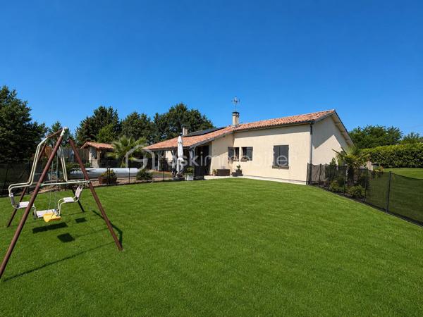 Propriété contemporaine de prestige – Vue panoramique sur le lac – 130 m² – Parc de 8 000 m²

Dans un environnement d’une rare quiétude, cette élégante propriété contemporaine de 130 m², entièrement rénovée avec des matériaux de qualité, bénéficie d’un emplacement privilégié offrant une vue panoramique exceptionnelle sur le lac.

Dès l’entrée, les volumes généreux et la luminosité naturelle séduisent immédiatement. La vaste pièce de vie, ouverte sur l’extérieur, invite à la convivialité, tandis que la cuisine s’intègre harmonieusement à cet espace raffiné.

L’espace nuit se compose de trois spacieuses chambres avec placards intégrés, dont une superbe suite parentale disposant de sa salle de bains privative, garantissant confort et intimité.

Pensée pour un art de vivre alliant élégance et bien-être, la maison est équipée d’une pompe à chaleur, d’une climatisation et offre des prestations irréprochables.

À l’extérieur, cette propriété dévoile un véritable écrin de verdure de 8 000 m², entièrement clos, sécurisé par un portail motorisé et un portillon d’entrée. Vous profiterez d’un magnifique parc mêlant espaces ouverts et partie boisée composée de plusieurs essences d’arbres, offrant un cadre naturel préservé, propice à la détente et aux promenades.

La piscine de 9 x 4 mètres, bordée d’une vaste terrasse, invite à la relaxation face à un panorama exceptionnel sur le lac. Un élégant espace de réception extérieur avec barbecue et four à pizza complète ce lieu de vie, idéal pour recevoir famille et amis dans un cadre privilégié.

Les atouts de cette propriété :

* Vue panoramique imprenable sur le lac.
* Maison contemporaine de 130 m² entièrement rénovée.
* Parc clos et arboré de 8 000 m².
* Partie boisée composée de plusieurs essences d’arbres.
* Portail motorisé et portillon d’entrée.
* Piscine 9 x 4 m avec vaste terrasse.
* Espace barbecue et four à pizza.
* Pompe à chaleur et climatisation.
* Trois grandes chambres avec placards, dont une suite parentale avec salle de bains.
* Environnement calme, sans vis-à-vis et parfaitement entretenu.

Une propriété rare où le confort contemporain se marie harmonieusement avec la nature. Un bien d’exception offrant un cadre de vie unique, idéal pour les amateurs de sérénité, de prestations haut de gamme et d’espaces préservés.