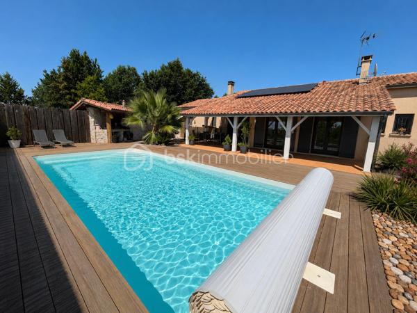 Propriété contemporaine de prestige – Vue panoramique sur le lac – 130 m² – Parc de 8 000 m²

Dans un environnement d’une rare quiétude, cette élégante propriété contemporaine de 130 m², entièrement rénovée avec des matériaux de qualité, bénéficie d’un emplacement privilégié offrant une vue panoramique exceptionnelle sur le lac.

Dès l’entrée, les volumes généreux et la luminosité naturelle séduisent immédiatement. La vaste pièce de vie, ouverte sur l’extérieur, invite à la convivialité, tandis que la cuisine s’intègre harmonieusement à cet espace raffiné.

L’espace nuit se compose de trois spacieuses chambres avec placards intégrés, dont une superbe suite parentale disposant de sa salle de bains privative, garantissant confort et intimité.

Pensée pour un art de vivre alliant élégance et bien-être, la maison est équipée d’une pompe à chaleur, d’une climatisation et offre des prestations irréprochables.

À l’extérieur, cette propriété dévoile un véritable écrin de verdure de 8 000 m², entièrement clos, sécurisé par un portail motorisé et un portillon d’entrée. Vous profiterez d’un magnifique parc mêlant espaces ouverts et partie boisée composée de plusieurs essences d’arbres, offrant un cadre naturel préservé, propice à la détente et aux promenades.

La piscine de 9 x 4 mètres, bordée d’une vaste terrasse, invite à la relaxation face à un panorama exceptionnel sur le lac. Un élégant espace de réception extérieur avec barbecue et four à pizza complète ce lieu de vie, idéal pour recevoir famille et amis dans un cadre privilégié.

Les atouts de cette propriété :

* Vue panoramique imprenable sur le lac.
* Maison contemporaine de 130 m² entièrement rénovée.
* Parc clos et arboré de 8 000 m².
* Partie boisée composée de plusieurs essences d’arbres.
* Portail motorisé et portillon d’entrée.
* Piscine 9 x 4 m avec vaste terrasse.
* Espace barbecue et four à pizza.
* Pompe à chaleur et climatisation.
* Trois grandes chambres avec placards, dont une suite parentale avec salle de bains.
* Environnement calme, sans vis-à-vis et parfaitement entretenu.

Une propriété rare où le confort contemporain se marie harmonieusement avec la nature. Un bien d’exception offrant un cadre de vie unique, idéal pour les amateurs de sérénité, de prestations haut de gamme et d’espaces préservés.