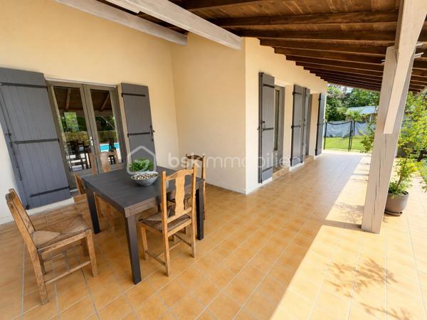 Propriété contemporaine de prestige – Vue panoramique sur le lac – 130 m² – Parc de 8 000 m²

Dans un environnement d’une rare quiétude, cette élégante propriété contemporaine de 130 m², entièrement rénovée avec des matériaux de qualité, bénéficie d’un emplacement privilégié offrant une vue panoramique exceptionnelle sur le lac.

Dès l’entrée, les volumes généreux et la luminosité naturelle séduisent immédiatement. La vaste pièce de vie, ouverte sur l’extérieur, invite à la convivialité, tandis que la cuisine s’intègre harmonieusement à cet espace raffiné.

L’espace nuit se compose de trois spacieuses chambres avec placards intégrés, dont une superbe suite parentale disposant de sa salle de bains privative, garantissant confort et intimité.

Pensée pour un art de vivre alliant élégance et bien-être, la maison est équipée d’une pompe à chaleur, d’une climatisation et offre des prestations irréprochables.

À l’extérieur, cette propriété dévoile un véritable écrin de verdure de 8 000 m², entièrement clos, sécurisé par un portail motorisé et un portillon d’entrée. Vous profiterez d’un magnifique parc mêlant espaces ouverts et partie boisée composée de plusieurs essences d’arbres, offrant un cadre naturel préservé, propice à la détente et aux promenades.

La piscine de 9 x 4 mètres, bordée d’une vaste terrasse, invite à la relaxation face à un panorama exceptionnel sur le lac. Un élégant espace de réception extérieur avec barbecue et four à pizza complète ce lieu de vie, idéal pour recevoir famille et amis dans un cadre privilégié.

Les atouts de cette propriété :

* Vue panoramique imprenable sur le lac.
* Maison contemporaine de 130 m² entièrement rénovée.
* Parc clos et arboré de 8 000 m².
* Partie boisée composée de plusieurs essences d’arbres.
* Portail motorisé et portillon d’entrée.
* Piscine 9 x 4 m avec vaste terrasse.
* Espace barbecue et four à pizza.
* Pompe à chaleur et climatisation.
* Trois grandes chambres avec placards, dont une suite parentale avec salle de bains.
* Environnement calme, sans vis-à-vis et parfaitement entretenu.

Une propriété rare où le confort contemporain se marie harmonieusement avec la nature. Un bien d’exception offrant un cadre de vie unique, idéal pour les amateurs de sérénité, de prestations haut de gamme et d’espaces préservés.