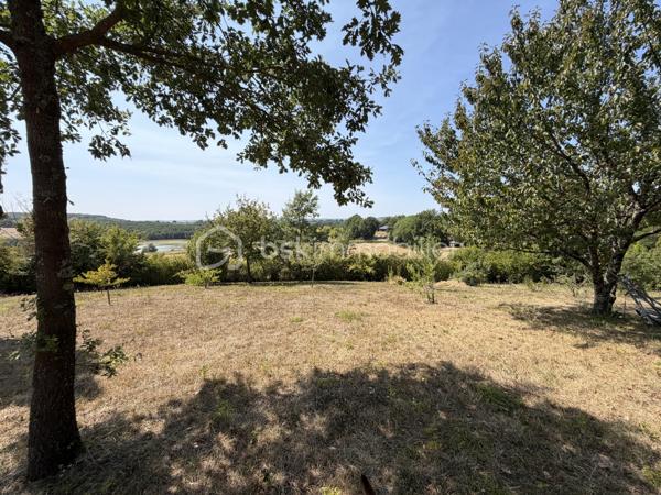 Propriété contemporaine de prestige – Vue panoramique sur le lac – 130 m² – Parc de 8 000 m²

Dans un environnement d’une rare quiétude, cette élégante propriété contemporaine de 130 m², entièrement rénovée avec des matériaux de qualité, bénéficie d’un emplacement privilégié offrant une vue panoramique exceptionnelle sur le lac.

Dès l’entrée, les volumes généreux et la luminosité naturelle séduisent immédiatement. La vaste pièce de vie, ouverte sur l’extérieur, invite à la convivialité, tandis que la cuisine s’intègre harmonieusement à cet espace raffiné.

L’espace nuit se compose de trois spacieuses chambres avec placards intégrés, dont une superbe suite parentale disposant de sa salle de bains privative, garantissant confort et intimité.

Pensée pour un art de vivre alliant élégance et bien-être, la maison est équipée d’une pompe à chaleur, d’une climatisation et offre des prestations irréprochables.

À l’extérieur, cette propriété dévoile un véritable écrin de verdure de 8 000 m², entièrement clos, sécurisé par un portail motorisé et un portillon d’entrée. Vous profiterez d’un magnifique parc mêlant espaces ouverts et partie boisée composée de plusieurs essences d’arbres, offrant un cadre naturel préservé, propice à la détente et aux promenades.

La piscine de 9 x 4 mètres, bordée d’une vaste terrasse, invite à la relaxation face à un panorama exceptionnel sur le lac. Un élégant espace de réception extérieur avec barbecue et four à pizza complète ce lieu de vie, idéal pour recevoir famille et amis dans un cadre privilégié.

Les atouts de cette propriété :

* Vue panoramique imprenable sur le lac.
* Maison contemporaine de 130 m² entièrement rénovée.
* Parc clos et arboré de 8 000 m².
* Partie boisée composée de plusieurs essences d’arbres.
* Portail motorisé et portillon d’entrée.
* Piscine 9 x 4 m avec vaste terrasse.
* Espace barbecue et four à pizza.
* Pompe à chaleur et climatisation.
* Trois grandes chambres avec placards, dont une suite parentale avec salle de bains.
* Environnement calme, sans vis-à-vis et parfaitement entretenu.

Une propriété rare où le confort contemporain se marie harmonieusement avec la nature. Un bien d’exception offrant un cadre de vie unique, idéal pour les amateurs de sérénité, de prestations haut de gamme et d’espaces préservés.