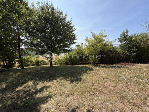 Propriété contemporaine de prestige – Vue panoramique sur le lac – 130 m² – Parc de 8 000 m²

Dans un environnement d’une rare quiétude, cette élégante propriété contemporaine de 130 m², entièrement rénovée avec des matériaux de qualité, bénéficie d’un emplacement privilégié offrant une vue panoramique exceptionnelle sur le lac.

Dès l’entrée, les volumes généreux et la luminosité naturelle séduisent immédiatement. La vaste pièce de vie, ouverte sur l’extérieur, invite à la convivialité, tandis que la cuisine s’intègre harmonieusement à cet espace raffiné.

L’espace nuit se compose de trois spacieuses chambres avec placards intégrés, dont une superbe suite parentale disposant de sa salle de bains privative, garantissant confort et intimité.

Pensée pour un art de vivre alliant élégance et bien-être, la maison est équipée d’une pompe à chaleur, d’une climatisation et offre des prestations irréprochables.

À l’extérieur, cette propriété dévoile un véritable écrin de verdure de 8 000 m², entièrement clos, sécurisé par un portail motorisé et un portillon d’entrée. Vous profiterez d’un magnifique parc mêlant espaces ouverts et partie boisée composée de plusieurs essences d’arbres, offrant un cadre naturel préservé, propice à la détente et aux promenades.

La piscine de 9 x 4 mètres, bordée d’une vaste terrasse, invite à la relaxation face à un panorama exceptionnel sur le lac. Un élégant espace de réception extérieur avec barbecue et four à pizza complète ce lieu de vie, idéal pour recevoir famille et amis dans un cadre privilégié.

Les atouts de cette propriété :

* Vue panoramique imprenable sur le lac.
* Maison contemporaine de 130 m² entièrement rénovée.
* Parc clos et arboré de 8 000 m².
* Partie boisée composée de plusieurs essences d’arbres.
* Portail motorisé et portillon d’entrée.
* Piscine 9 x 4 m avec vaste terrasse.
* Espace barbecue et four à pizza.
* Pompe à chaleur et climatisation.
* Trois grandes chambres avec placards, dont une suite parentale avec salle de bains.
* Environnement calme, sans vis-à-vis et parfaitement entretenu.

Une propriété rare où le confort contemporain se marie harmonieusement avec la nature. Un bien d’exception offrant un cadre de vie unique, idéal pour les amateurs de sérénité, de prestations haut de gamme et d’espaces préservés.
