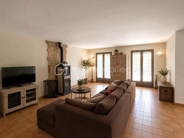Propriété contemporaine de prestige – Vue panoramique sur le lac – 130 m² – Parc de 8 000 m²

Dans un environnement d’une rare quiétude, cette élégante propriété contemporaine de 130 m², entièrement rénovée avec des matériaux de qualité, bénéficie d’un emplacement privilégié offrant une vue panoramique exceptionnelle sur le lac.

Dès l’entrée, les volumes généreux et la luminosité naturelle séduisent immédiatement. La vaste pièce de vie, ouverte sur l’extérieur, invite à la convivialité, tandis que la cuisine s’intègre harmonieusement à cet espace raffiné.

L’espace nuit se compose de trois spacieuses chambres avec placards intégrés, dont une superbe suite parentale disposant de sa salle de bains privative, garantissant confort et intimité.

Pensée pour un art de vivre alliant élégance et bien-être, la maison est équipée d’une pompe à chaleur, d’une climatisation et offre des prestations irréprochables.

À l’extérieur, cette propriété dévoile un véritable écrin de verdure de 8 000 m², entièrement clos, sécurisé par un portail motorisé et un portillon d’entrée. Vous profiterez d’un magnifique parc mêlant espaces ouverts et partie boisée composée de plusieurs essences d’arbres, offrant un cadre naturel préservé, propice à la détente et aux promenades.

La piscine de 9 x 4 mètres, bordée d’une vaste terrasse, invite à la relaxation face à un panorama exceptionnel sur le lac. Un élégant espace de réception extérieur avec barbecue et four à pizza complète ce lieu de vie, idéal pour recevoir famille et amis dans un cadre privilégié.

Les atouts de cette propriété :

* Vue panoramique imprenable sur le lac.
* Maison contemporaine de 130 m² entièrement rénovée.
* Parc clos et arboré de 8 000 m².
* Partie boisée composée de plusieurs essences d’arbres.
* Portail motorisé et portillon d’entrée.
* Piscine 9 x 4 m avec vaste terrasse.
* Espace barbecue et four à pizza.
* Pompe à chaleur et climatisation.
* Trois grandes chambres avec placards, dont une suite parentale avec salle de bains.
* Environnement calme, sans vis-à-vis et parfaitement entretenu.

Une propriété rare où le confort contemporain se marie harmonieusement avec la nature. Un bien d’exception offrant un cadre de vie unique, idéal pour les amateurs de sérénité, de prestations haut de gamme et d’espaces préservés.