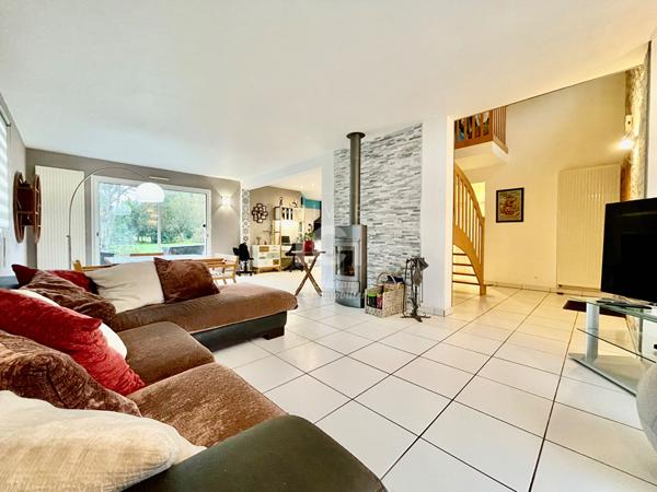 MAISON - 142 M² - 4 CHAMBRES - DOUBLE GARAGE - 1600M²