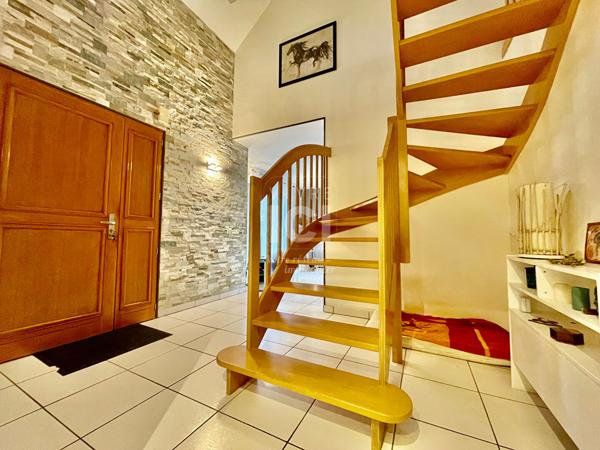 MAISON - 142 M² - 4 CHAMBRES - DOUBLE GARAGE - 1600M²