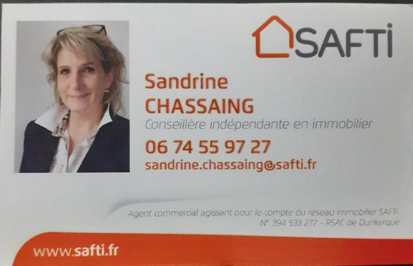 Garage fermé dans copropriété récente et sécurisée.