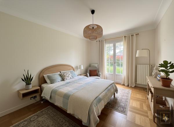 Maison
                                                                                                                                                                                                                                                                                                                        8 pièce(s)                                                                                                                                                                                                          4 chambre(s)                                                                                                                                                                                                          170  m²