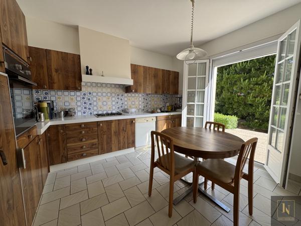 Maison
                                                                                                                                                                                                                                                                                                                        8 pièce(s)                                                                                                                                                                                                          4 chambre(s)                                                                                                                                                                                                          170  m²