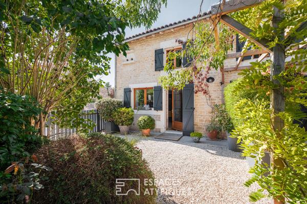 Maison en pierre au charme raffiné et son jardin bucolique
