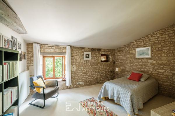 Maison en pierre au charme raffiné et son jardin bucolique