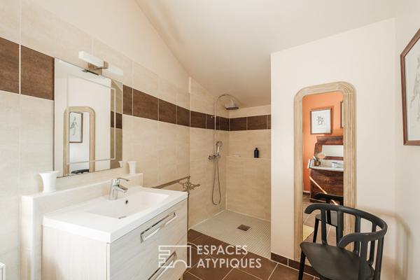 Maison en pierre au charme raffiné et son jardin bucolique