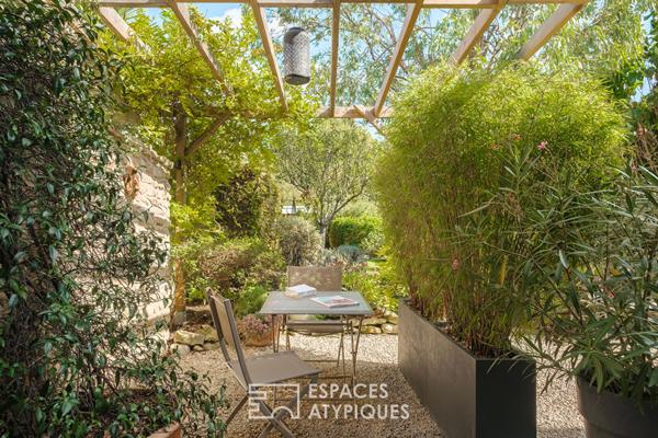 Maison en pierre au charme raffiné et son jardin bucolique