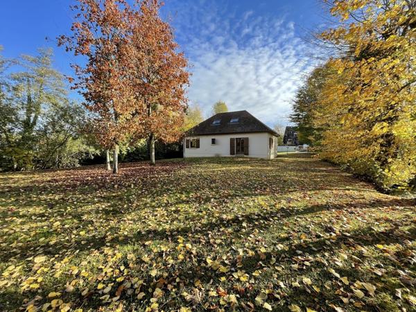 Ancien local professionnel de 106 m² et son grand parc de 7029 m²