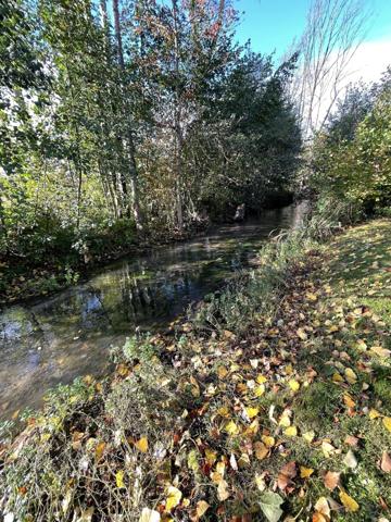 Ancien local professionnel de 106 m² et son grand parc de 7029 m²