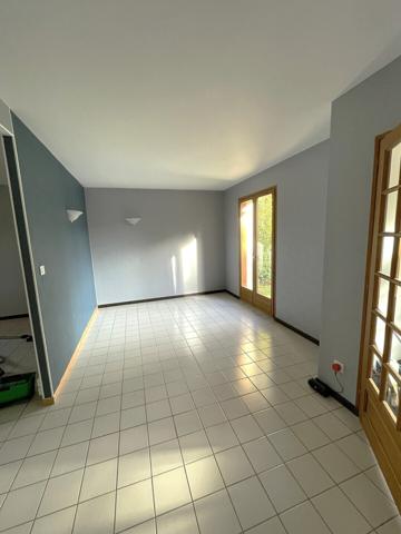 Ancien local professionnel de 106 m² et son grand parc de 7029 m²