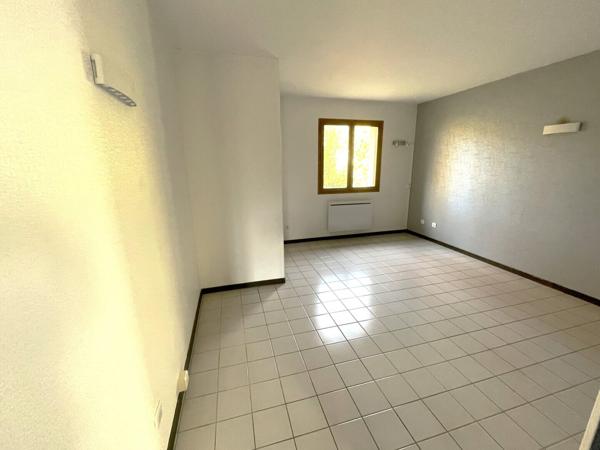 Ancien local professionnel de 106 m² et son grand parc de 7029 m²