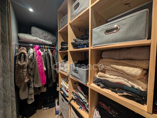 Appartement à vendre 3 pièces, places de parking privatives, cave et jardin