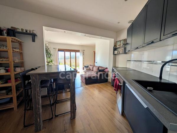 Appartement à vendre 3 pièces, places de parking privatives, cave et jardin