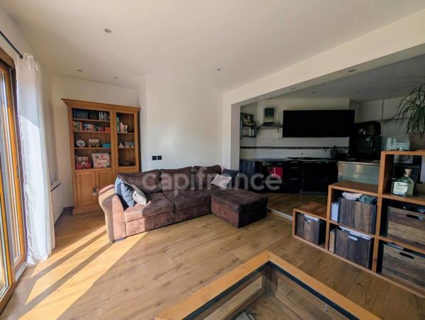 Appartement à vendre 3 pièces, places de parking privatives, cave et jardin