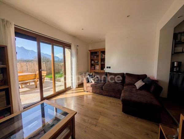 Appartement à vendre 3 pièces, places de parking privatives, cave et jardin