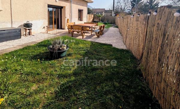 Appartement à vendre 3 pièces, places de parking privatives, cave et jardin